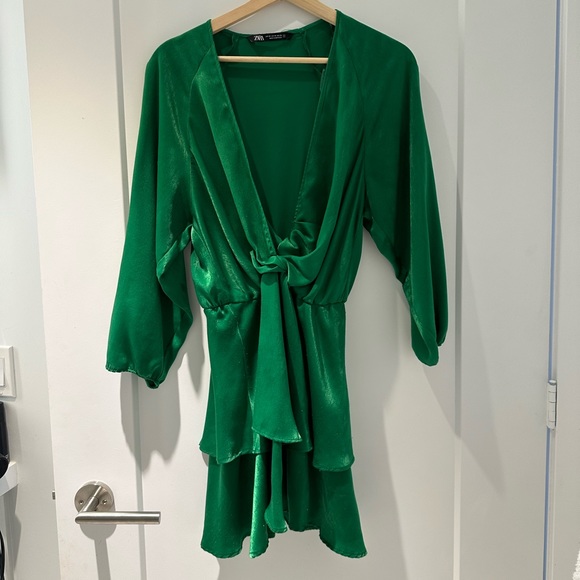 Emerald green deep v neck dress - Picture 2 of 5